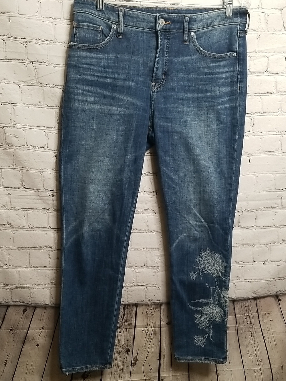 Chico's Jeans Size 6R 0.5 Embroidery